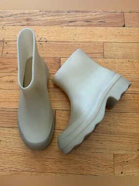Vince Matte Cream Waterproof Platform Ankle Boots Size 8